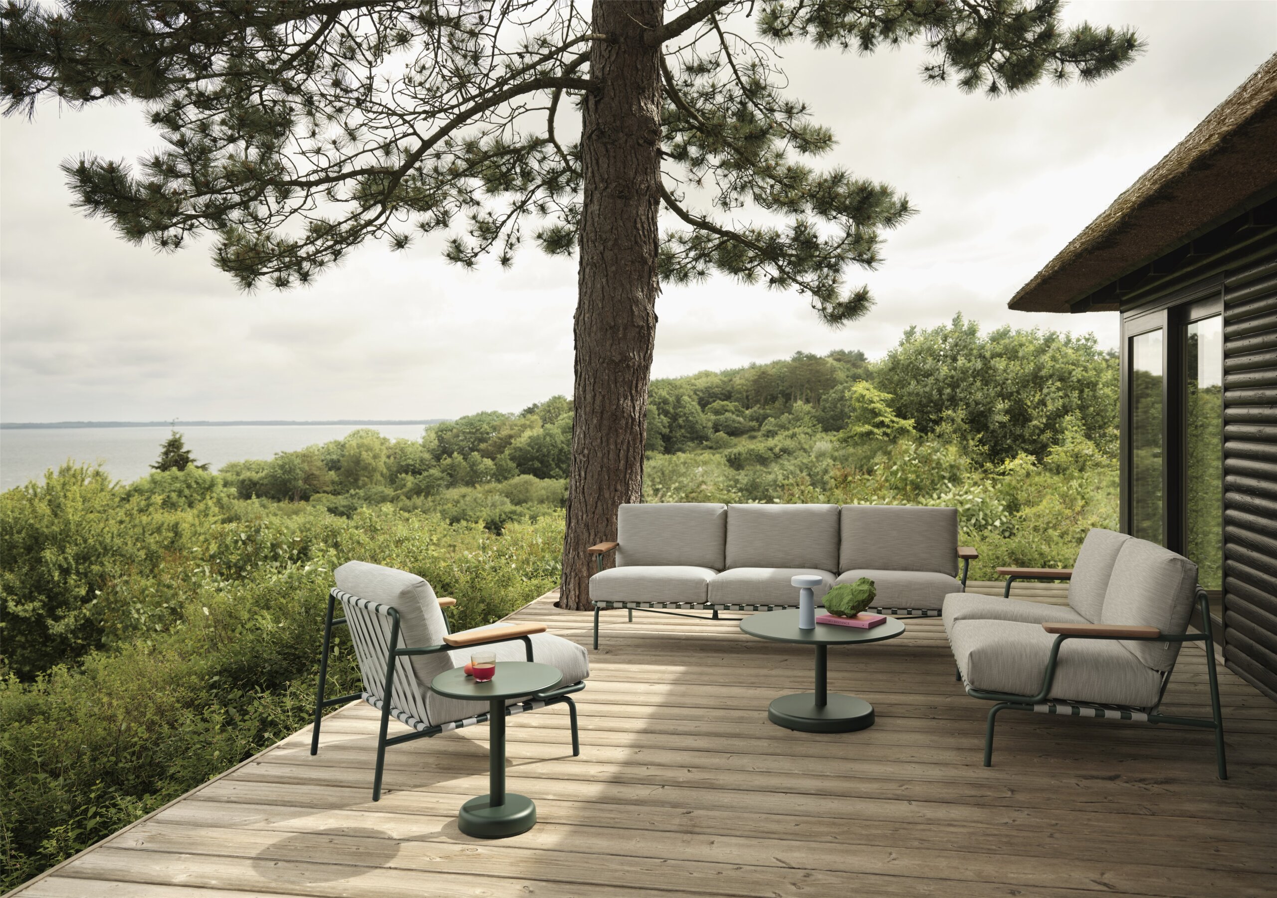 Settle-sofa-2-3-seater-lounge-chair-ribbed-weave-2-dark-green-linear-steel-coffee-table-dark-green-ease-portable-muuto-org_150.jpg